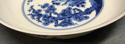 Een Chinees blauwwit bord met "Drie Vrienden van de Winter" decor, Qianlong merk en periode